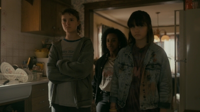 Paper_Girls_S01E03_mp46085.jpg