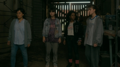 Paper_Girls_S01E03_mp46701.jpg
