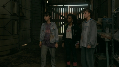 Paper_Girls_S01E03_mp46704.jpg